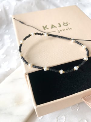 Pleciona czarna bransoletka perełkami i złotymi koralikami