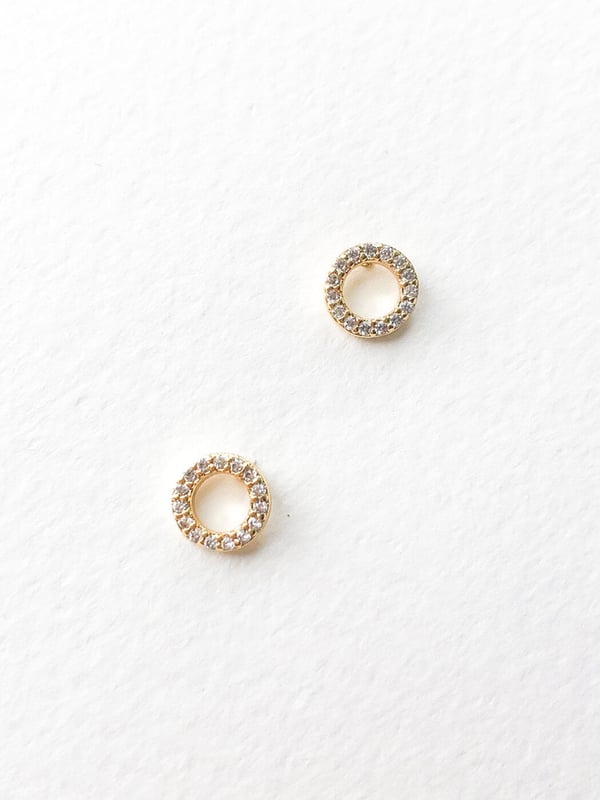 Pozłacany kolczyk kółeczko z jasnymi cyrkoniami - 1 szt.