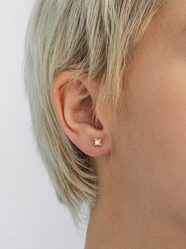 Pozłacany kolczyk z naturalnymi perłą - 1 szt.