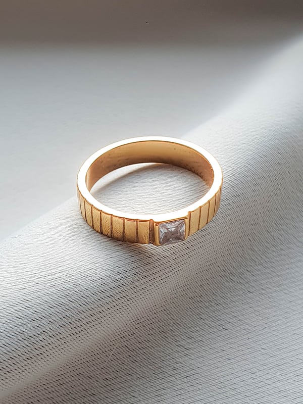 Wodoodporna obrączka z cyrkonią