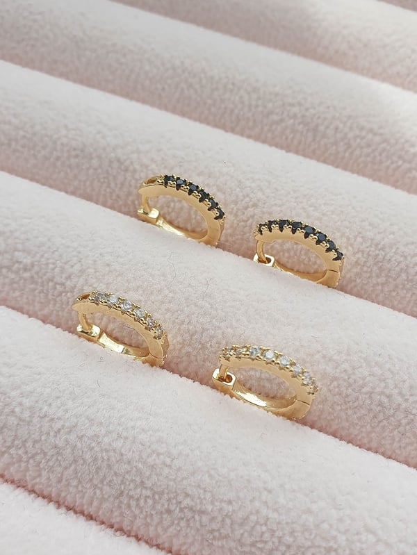 Kolczyki kółka huggies z jasnymi cyrkoniami