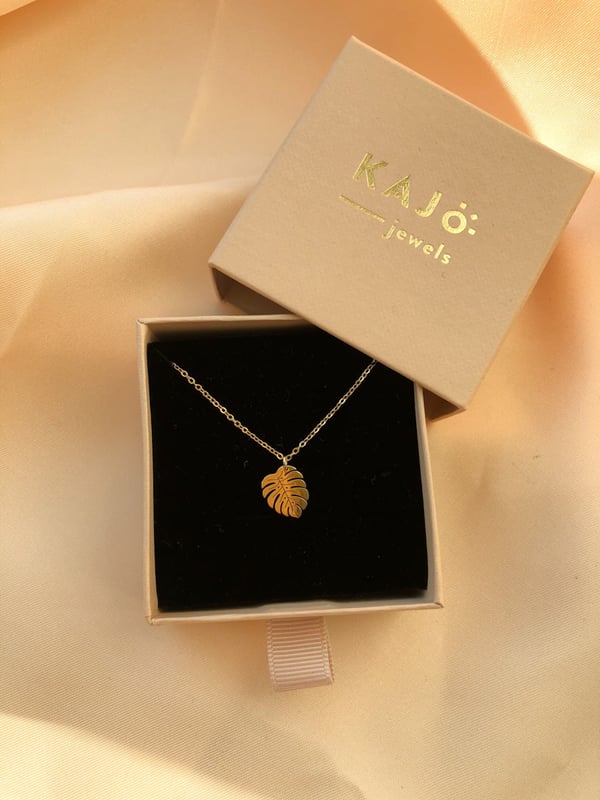 Pozłacany naszyjnik z monsterą