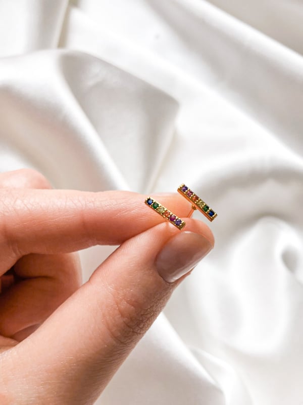 Pozłacane kolczyki kreski z tęczowymi cyrkoniami