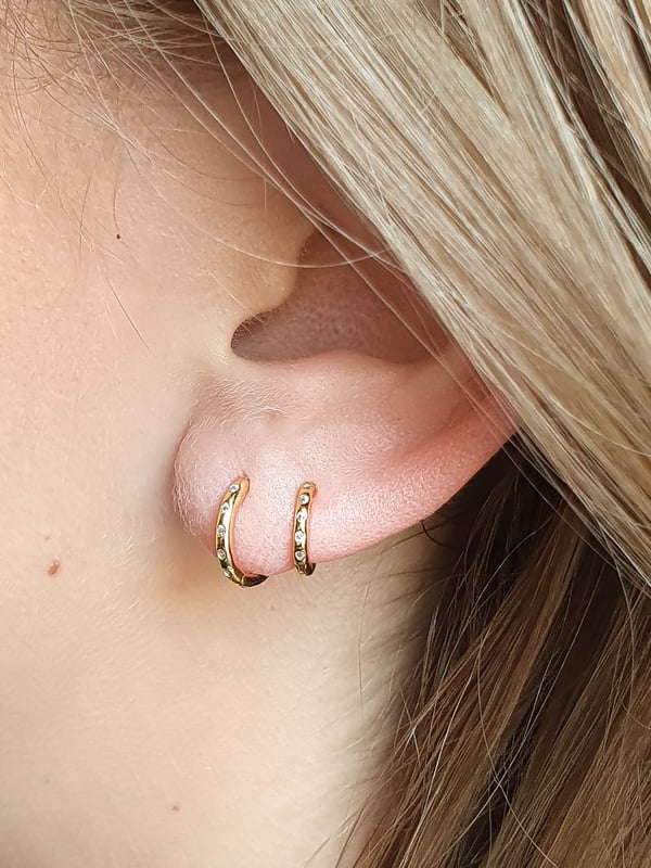 Pozłacany kolczyk huggies Glow 6 mm - 1 szt.