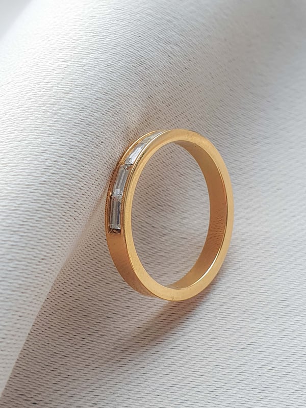 Wodoodporna obrączka z cyrkoniami baguette