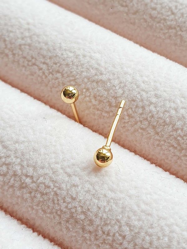 Klasyczne pozłacane kolczyki kulki