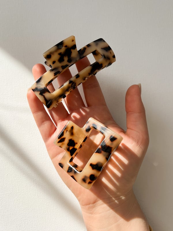 Duża jasna szylkretowa spinka do włosów