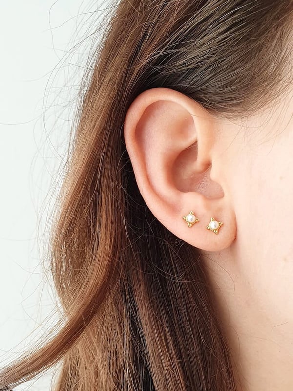 Pozłacany kolczyk z naturalnymi perłą - 1 szt.