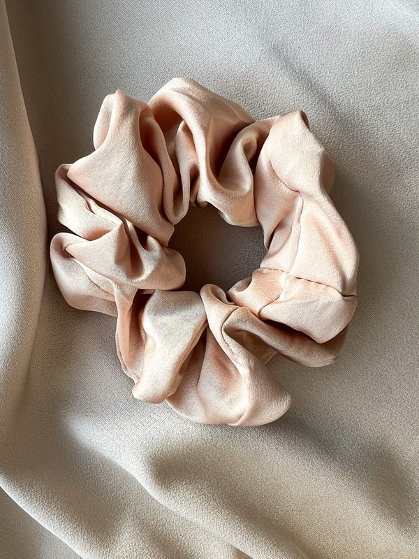 Szampańska gumka do włosów scrunchie