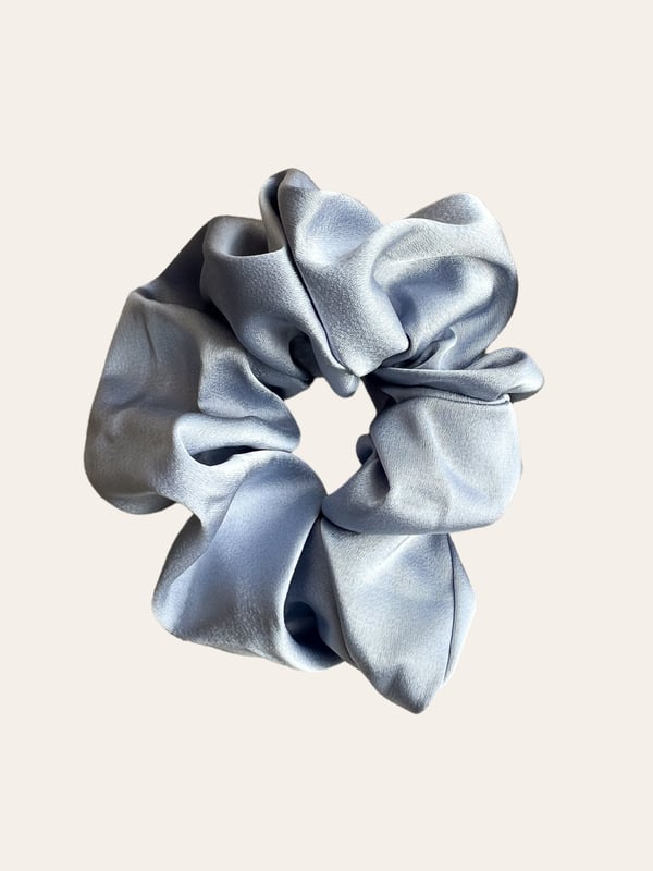 Błękitna gumka do włosów scrunchie