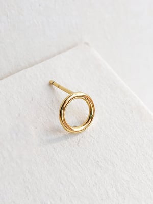 Pozłacany kolczyk Golden Circle - 1 szt.
