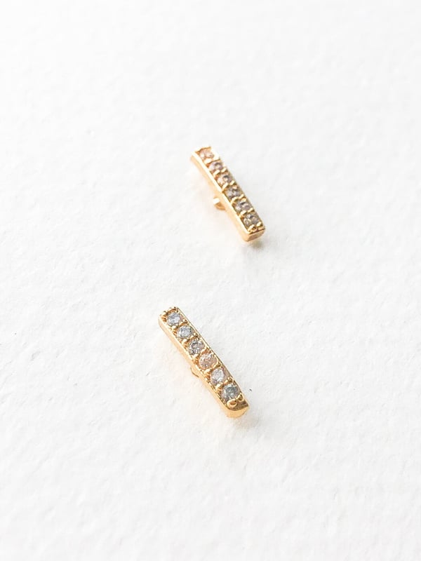 Pozłacane kolczyki kreski z jasnymi cyrkoniami