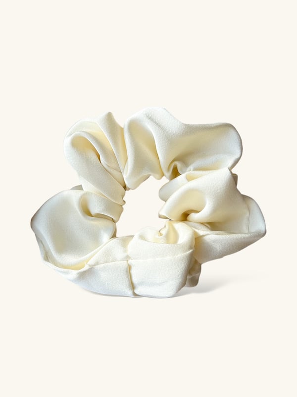 Kremowa gumka do włosów scrunchie