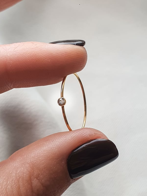 Wodoodporna cieniutka obrączka z okrągłą cyrkonią