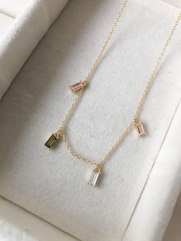 Łańcuszek z kolorowymi cyrkoniami o szlifie baguette