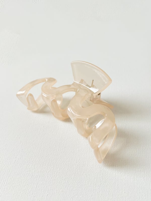 Duża jasna spinka do włosów falka