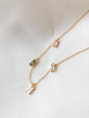 Łańcuszek z kolorowymi cyrkoniami o szlifie baguette