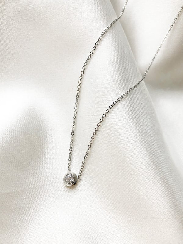Minimalistyczny srebrny naszyjnik z cyrkonią